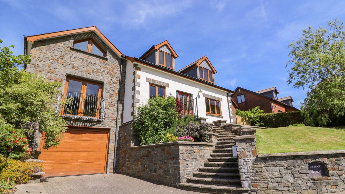 Llanafan House | DERWEN HAIDD, pet friendly, country holiday cottage in Llanafan