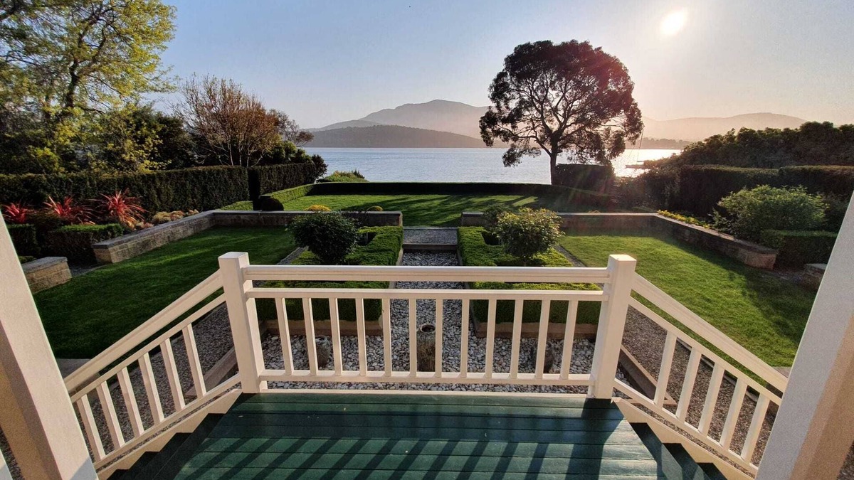 Lindisfarne House | Derwent River Villa - the ultimate beach hotel, Hobart