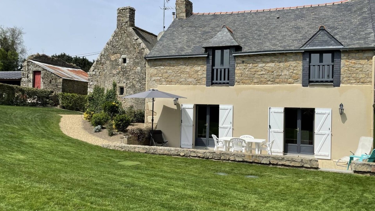 Locoal-Mendon House | Des Puits - LOCOAL-MENDON