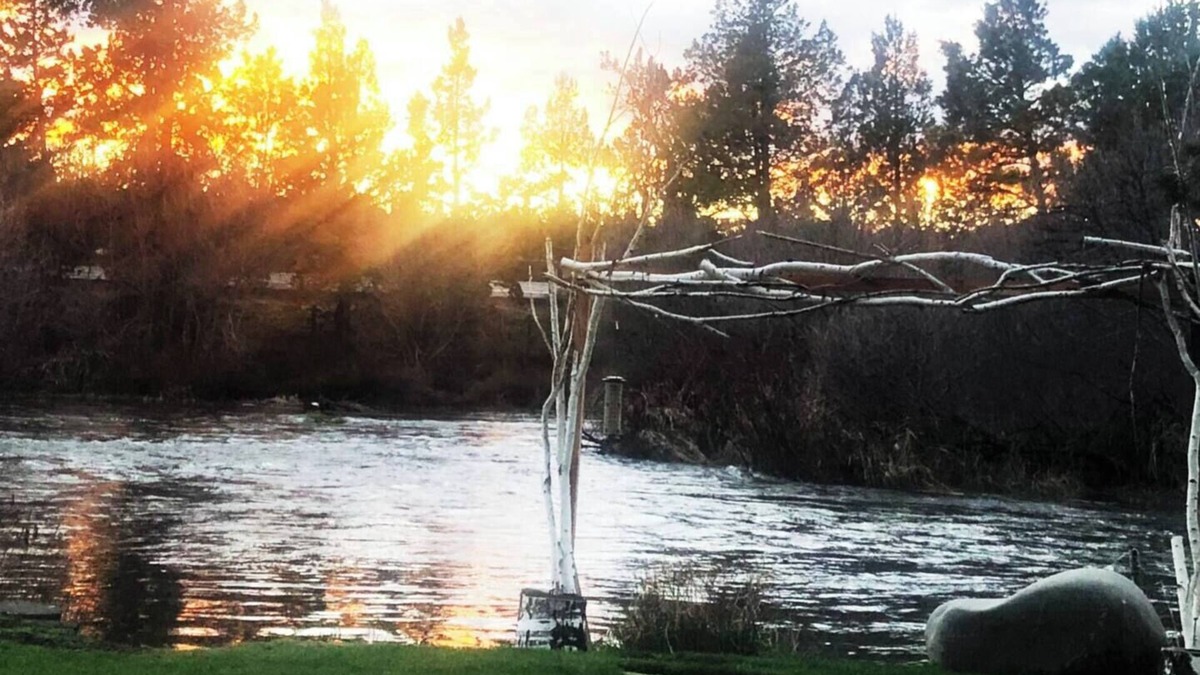 Tumalo House | Deschutes Dreams Riverfront hot-tub, firepit!