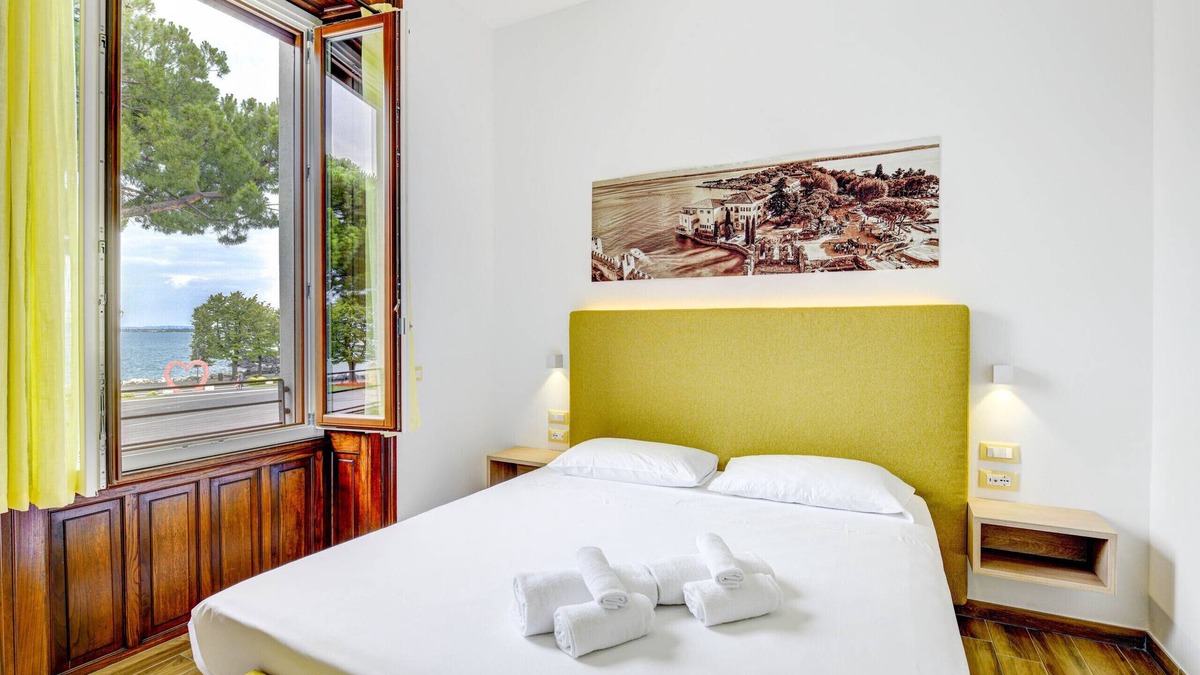 Desenzano del Garda City Centre Apartment | Desenzanoloft Palazzo Visconti-Collo Lungo Giallo