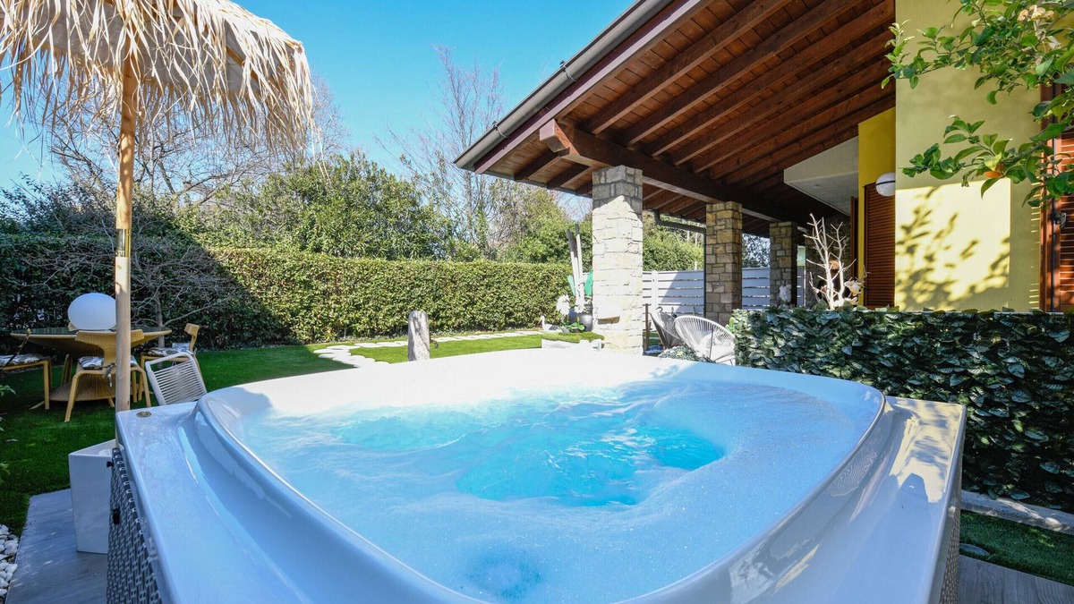 Desenzano del Garda Villa | DesenzanoLoft Villa Luxury Jacuzzi & Garden