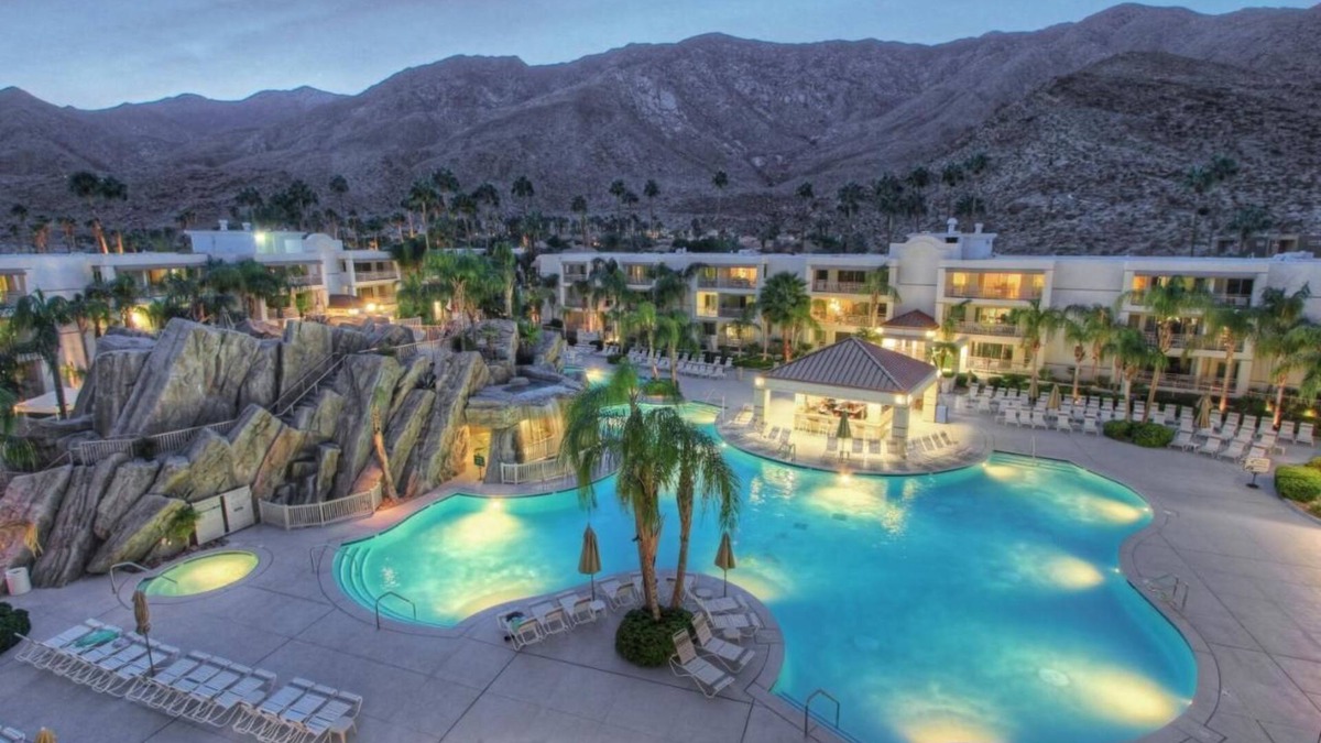 Canyon Corridor Condo | DESERT DREAM! 2BDR sleeps 6! HUGE POOL! POOLSIDE BAR and GRILL!