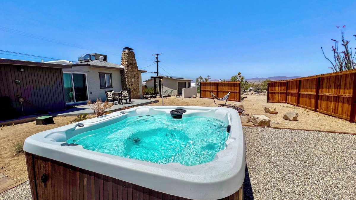 Twentynine Palms House | Desert Escape in 29 Palms - Stargaze and Soak under the stars - 5 mins from JTNP