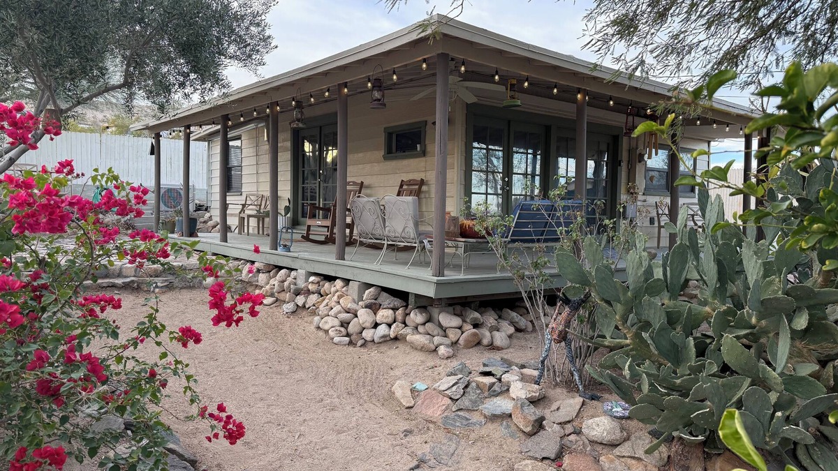 Twentynine Palms House | Desert Oasis-Hot Tub-Romantic Getaway-Writer's/Artist's studio-7 min from JTNP