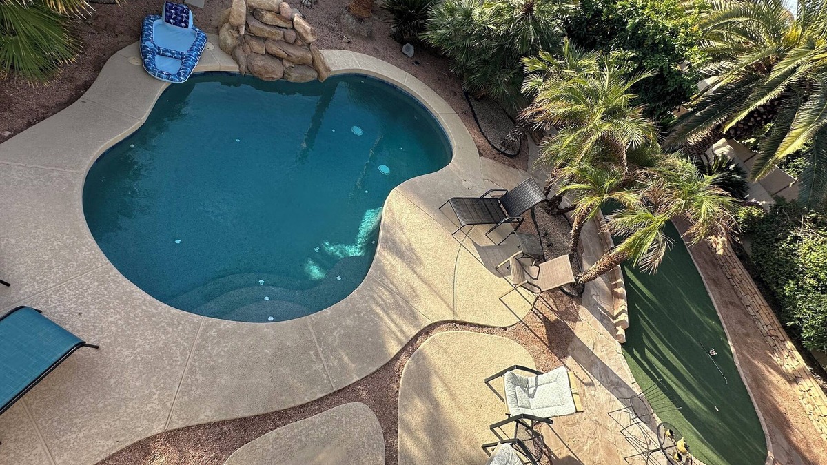 Sunrise House | Desert Oasis! Huge yard with pool, NFL, NASCAR, Golf & more in 15 min or less!