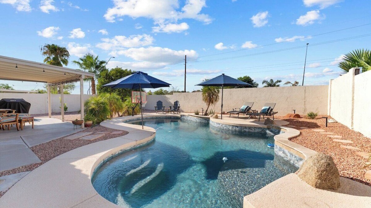 East Mesa House | Desert Oasis Retreat w/Private Pool, Modern Comfort & Space for 10!