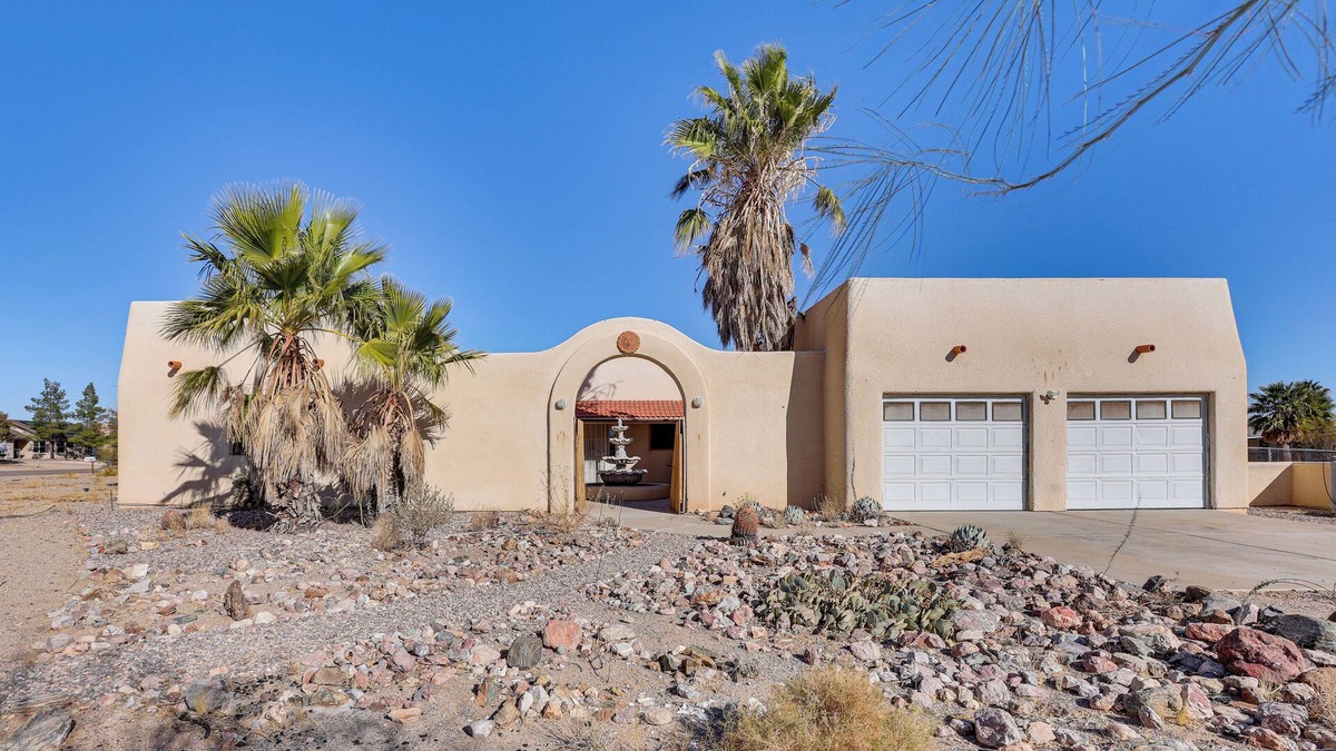 Golden Valley House | Desert Retreat in Golden Valley: Courtyard & Views