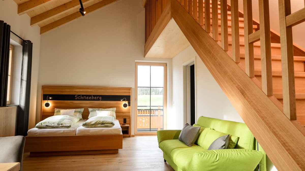 Muenchberg Apartment | Design apartment with gallery and reading corner