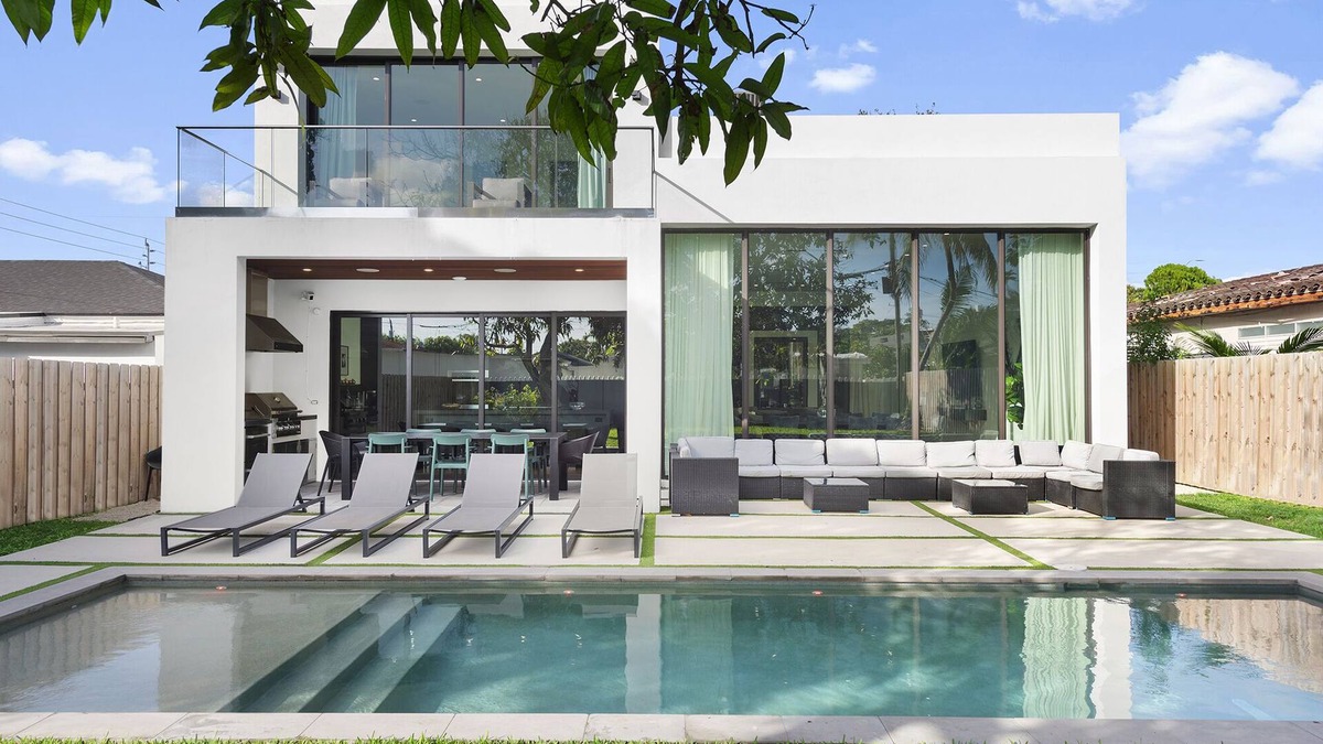 Buena Vista House | Design District Luxurious Stay, Exclusive Pool, Billiards, Backyard & Grill