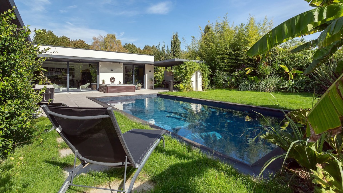 Saint-Cyr-au-Mont-d'Or Villa | Design house in a tropical garden