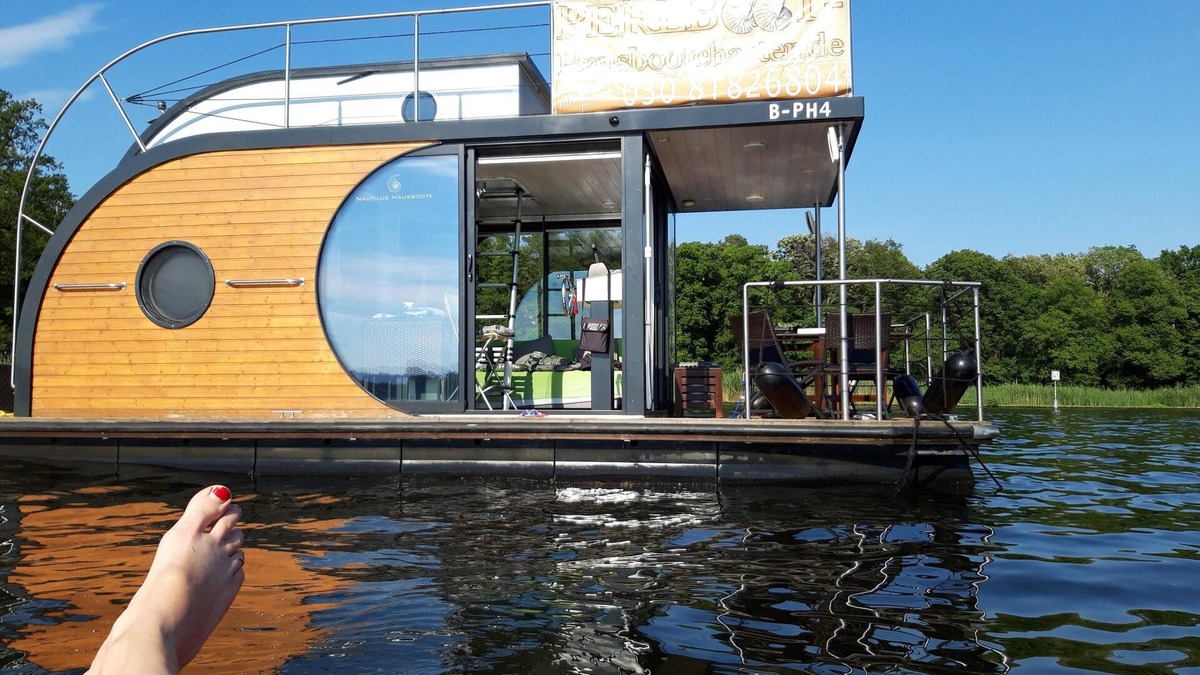 Schmoeckwitz Boat Rental | Design houseboat -one tour- in Berlin and Brandenburg, no permit necessary