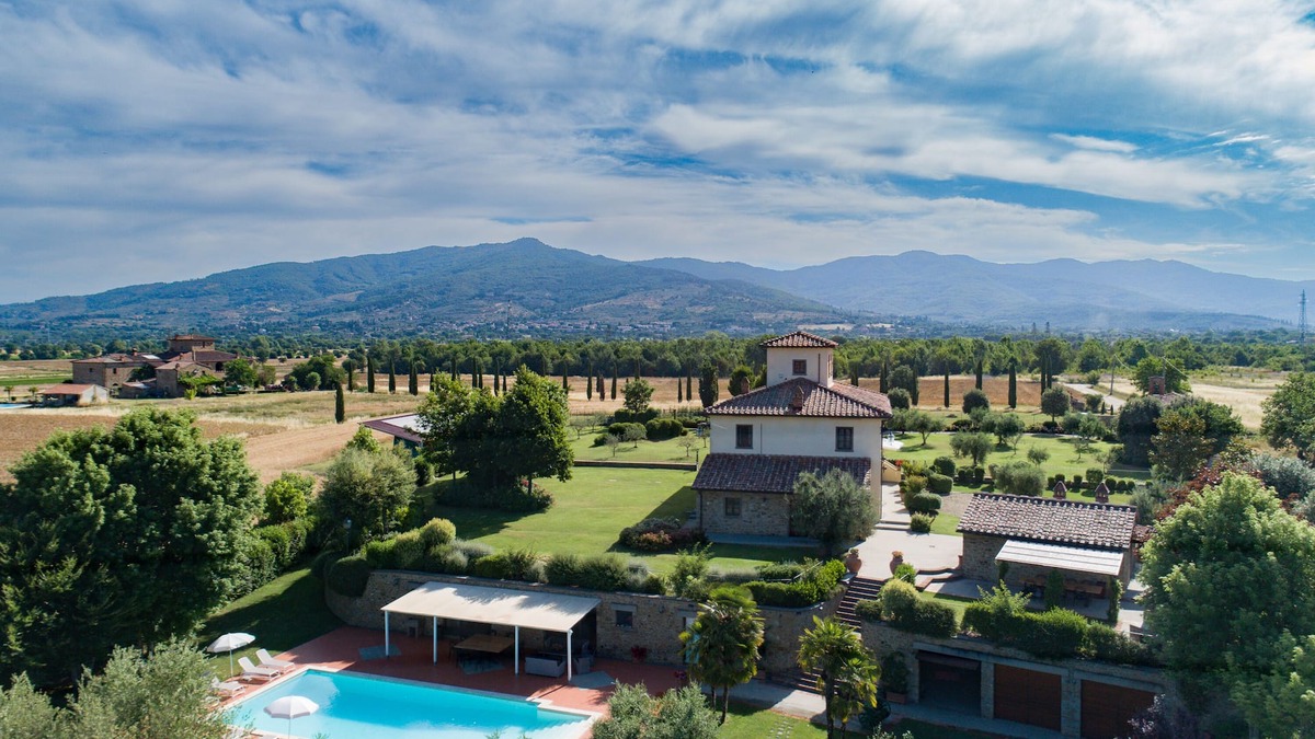 Pietraia Villa | Design villa with large swimming pool in the heart of the Tuscan countryside
