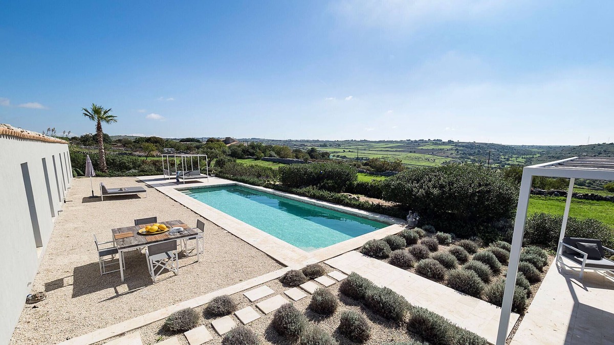 Monterosso Almo Villa | Designer country villa with pool in Ragusa, Sicily