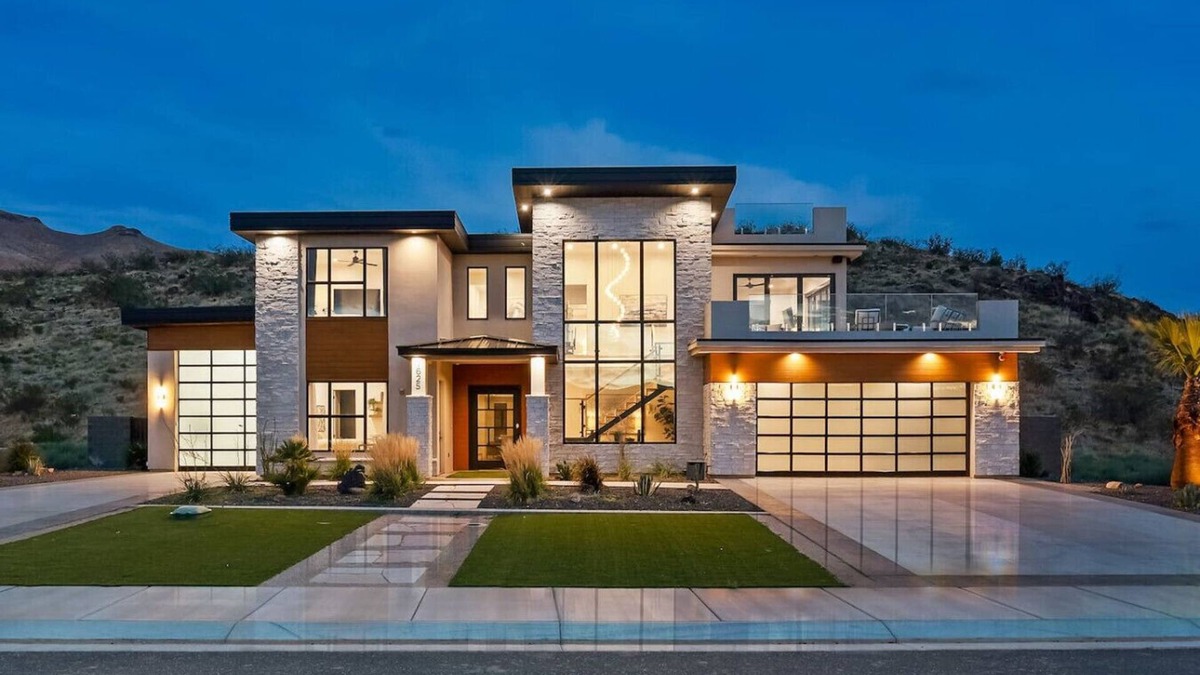 Hurricane Apartment | Designer Golf Retreat~ Pool Rooftop Hot Tub