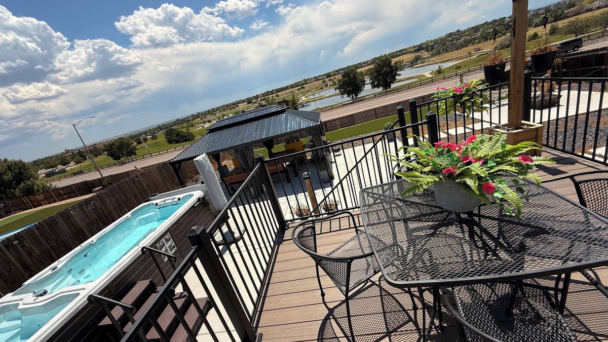 Thornton House | Designer Home. Lake View. Amazing Patio. Heated Swim Spa Pool & Hot Tub