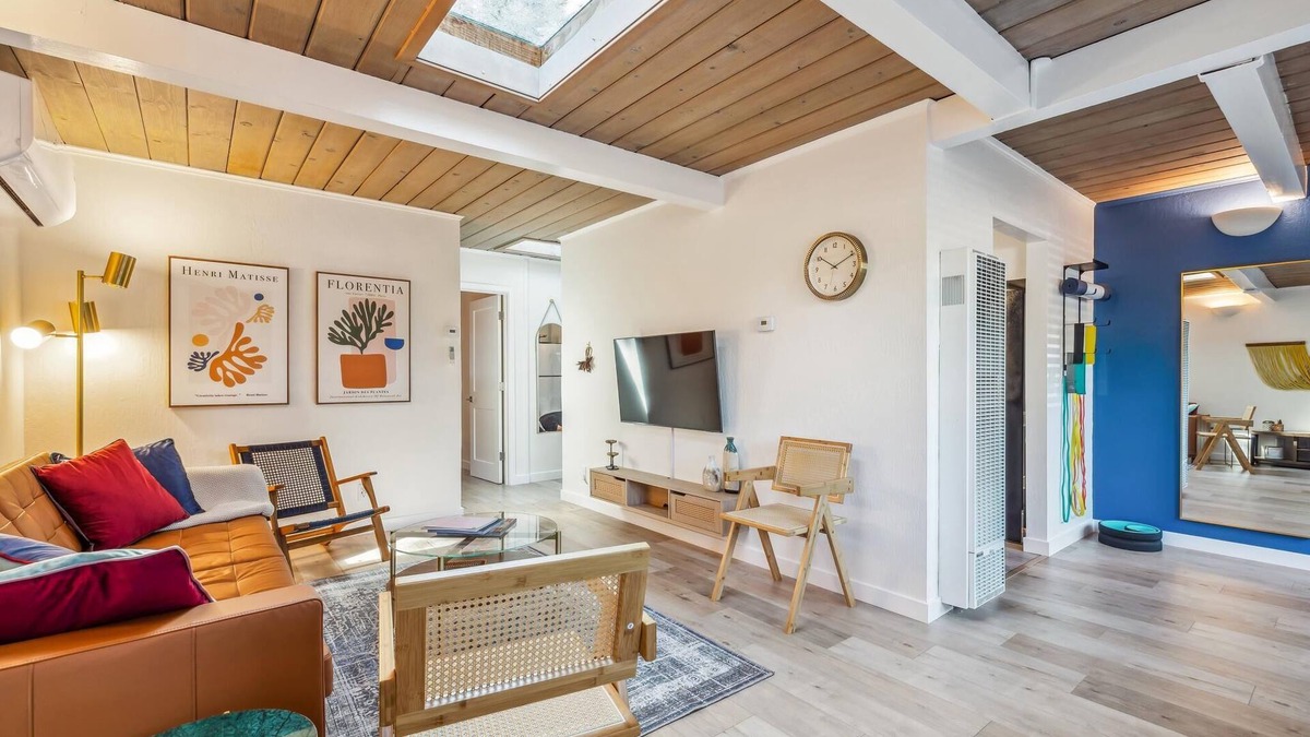 Menlo Park House | Designer Home Near Stanford/Tech Hub+AC/Gym/Office/BBQ. Two Bed/One Bath.