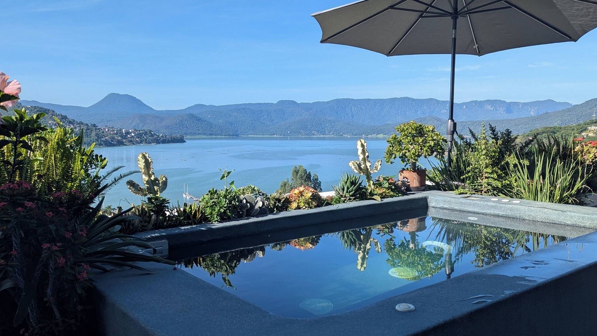 El Santuario House | Designer House with Spectacular Lake Views, Jacuzzi and Lush Gardens