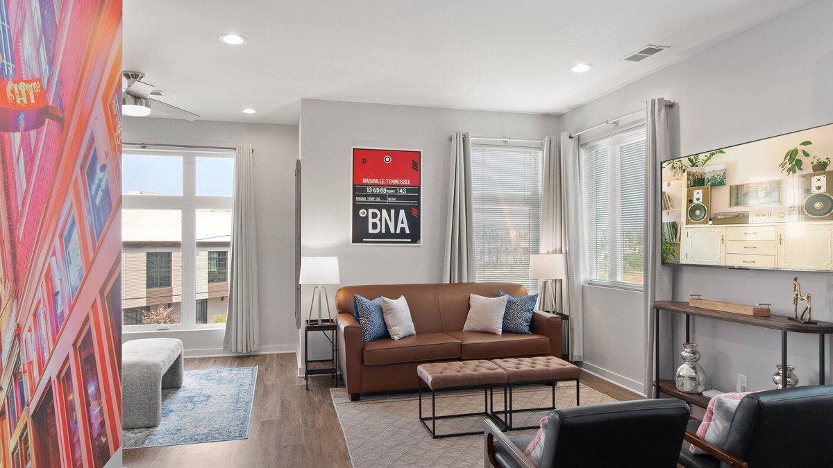 The Nations House | Designer inspired Nashville Nations! Sleeps 6! Min to Broadway!