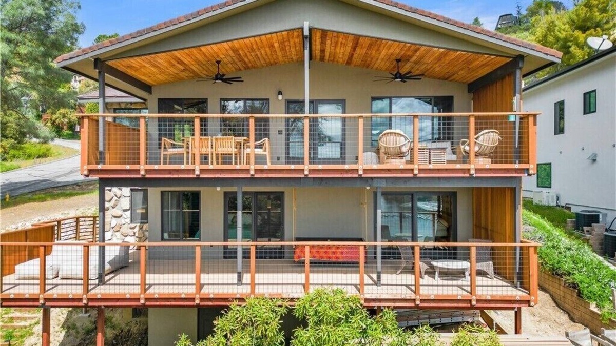 Oak Shores House | Designer Lakehouse-Waterfront, Private Dock, Steps to Marina and Pool
