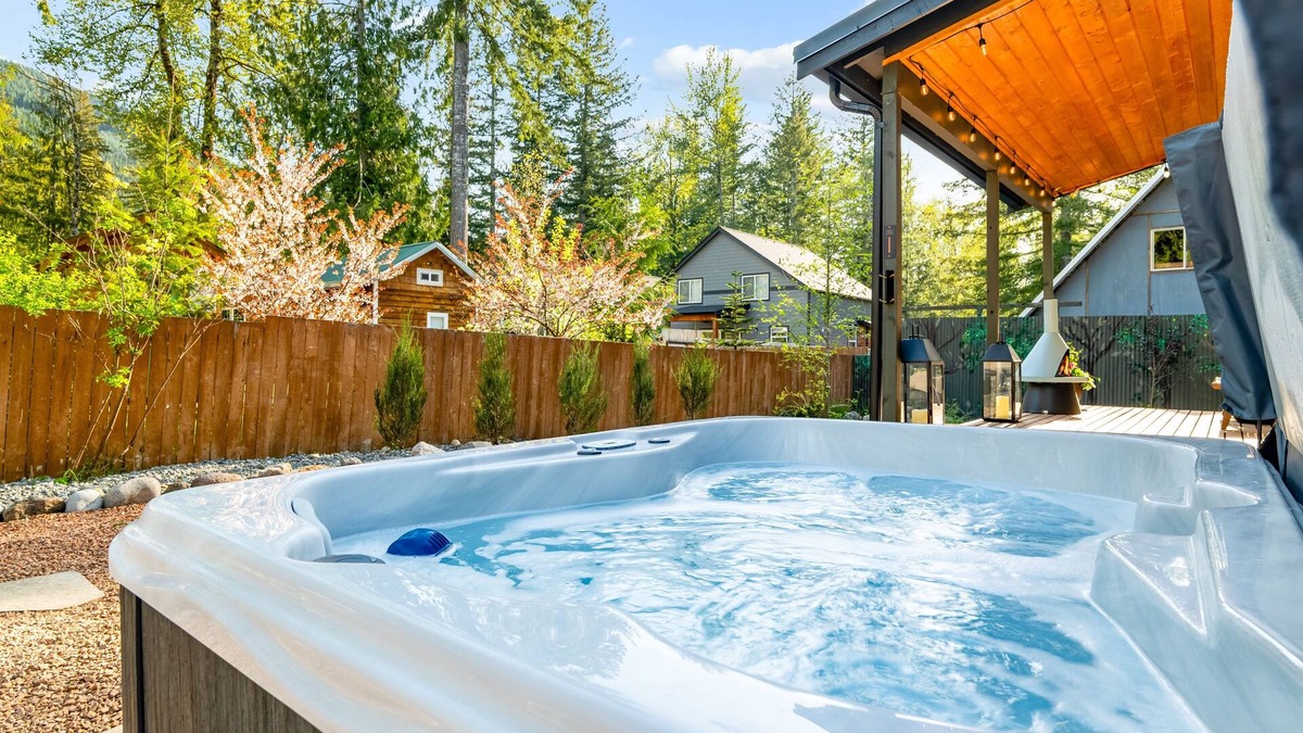 Paradise Estates Cabin | Designer Mt Rainier Stay Hot Tub Fire Pit