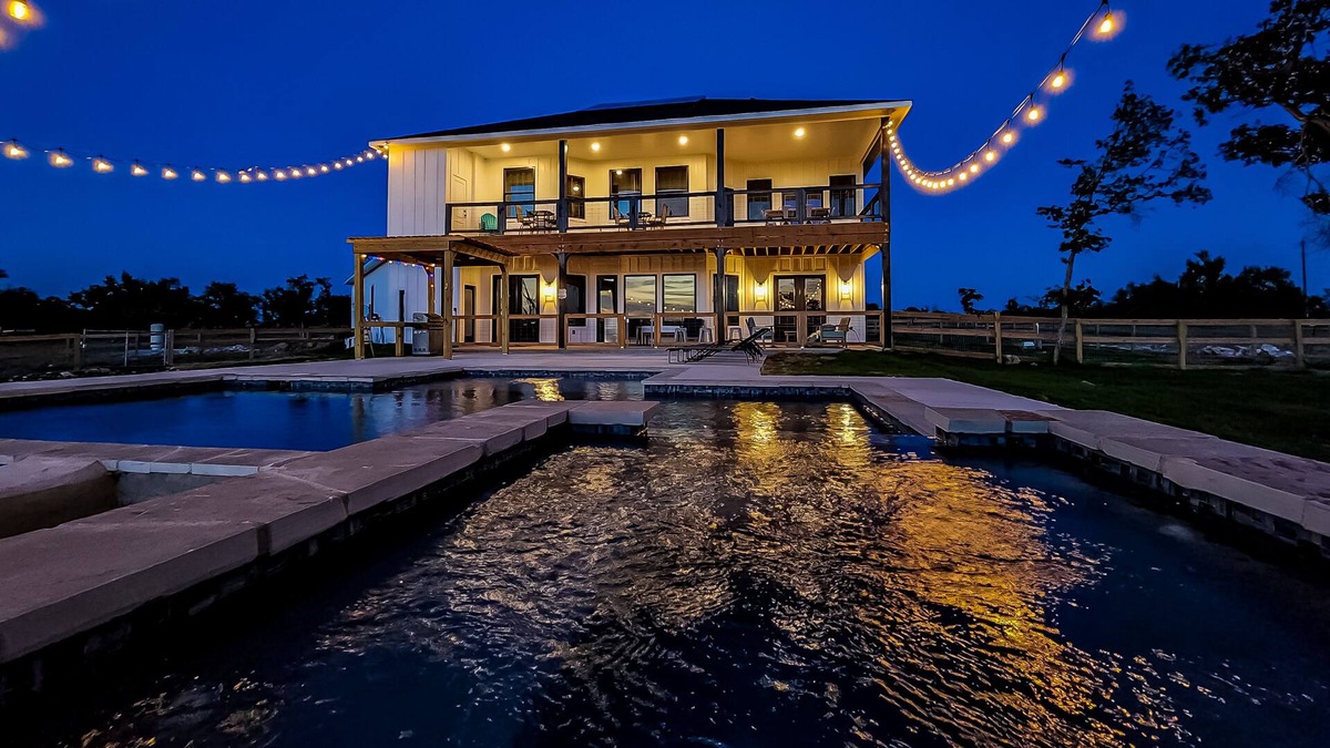 Fredericksburg House | Designer newly built home with pool, sunset view, fireplace, AC - dog-friendly