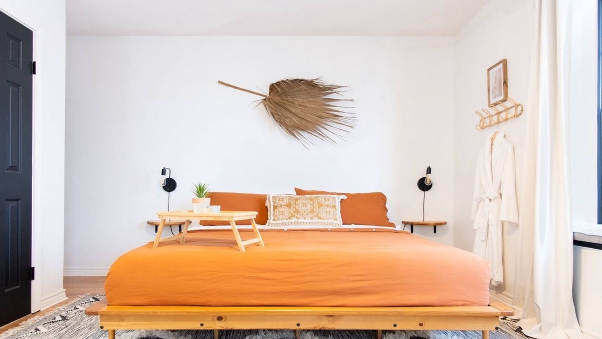 Flour Bluff House | Designer Oasis: King Bed | Tranquil Backyard