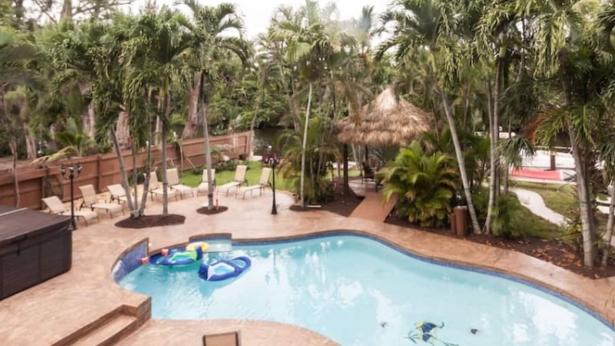 Fort Lauderdale Villa | DESIGNER OASIS RESORT .12n BEDROOMS .7 BATHS .PRIVATE RESORT .SLEEPS 24 GUESTS