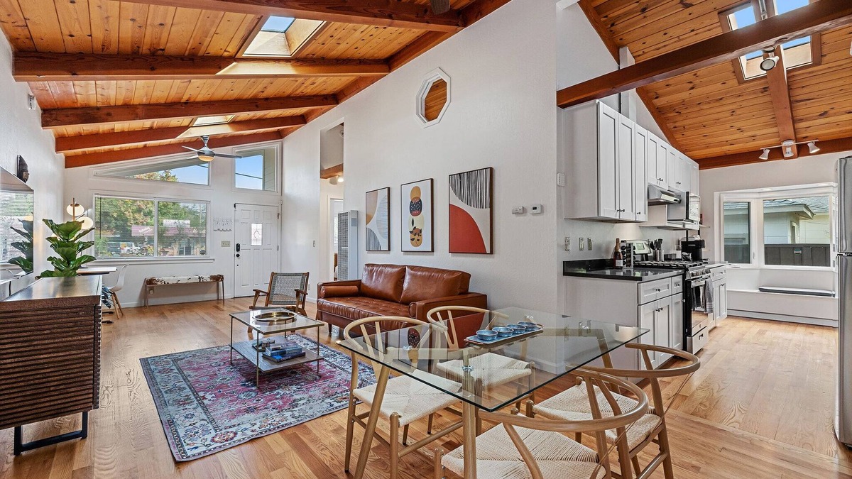 The Willows House | Designer retreat home near Stanford! Luxury, Gym, Peloton, office,Backyard,BBQnn