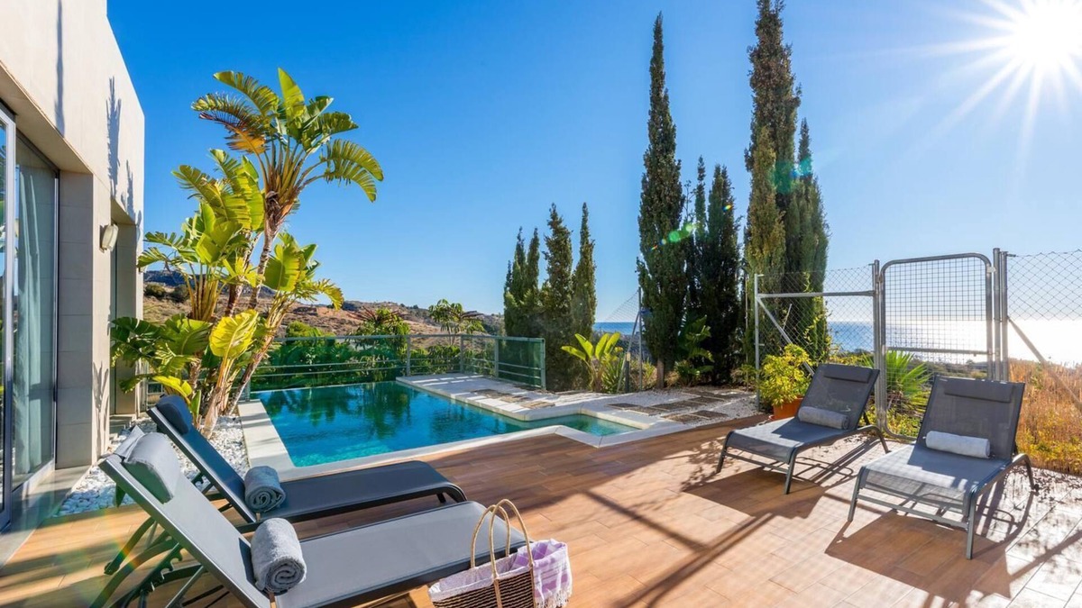 El Candado Villa | Designer villa with pool and amazing views over the bay of Malaga