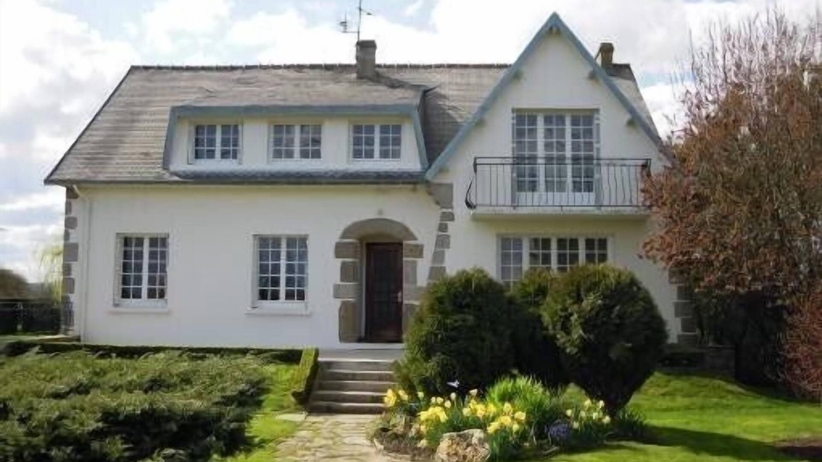 Saint-Vaast-la-Hougue Apartment | Detached apartment, 90 m2, sea view, large garden, 2 min from the beach on foot