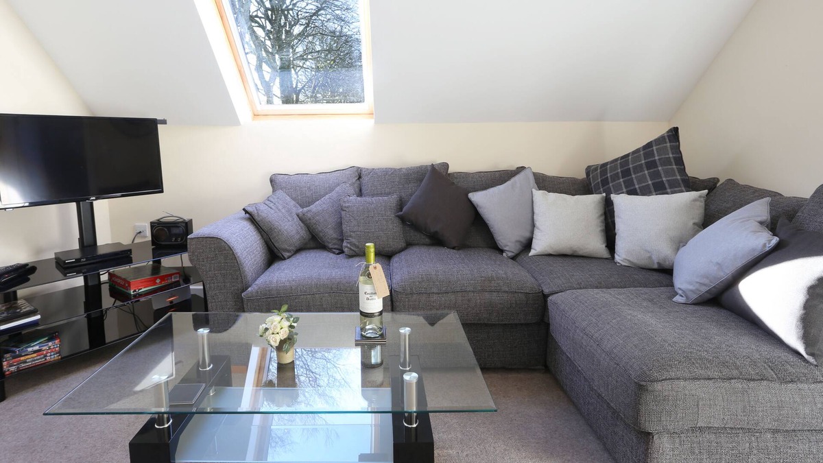 Littlebredy Apartment | Detached annex sleeps upto 3, daily free breakfast, HOT TUB and 5 star reviews.