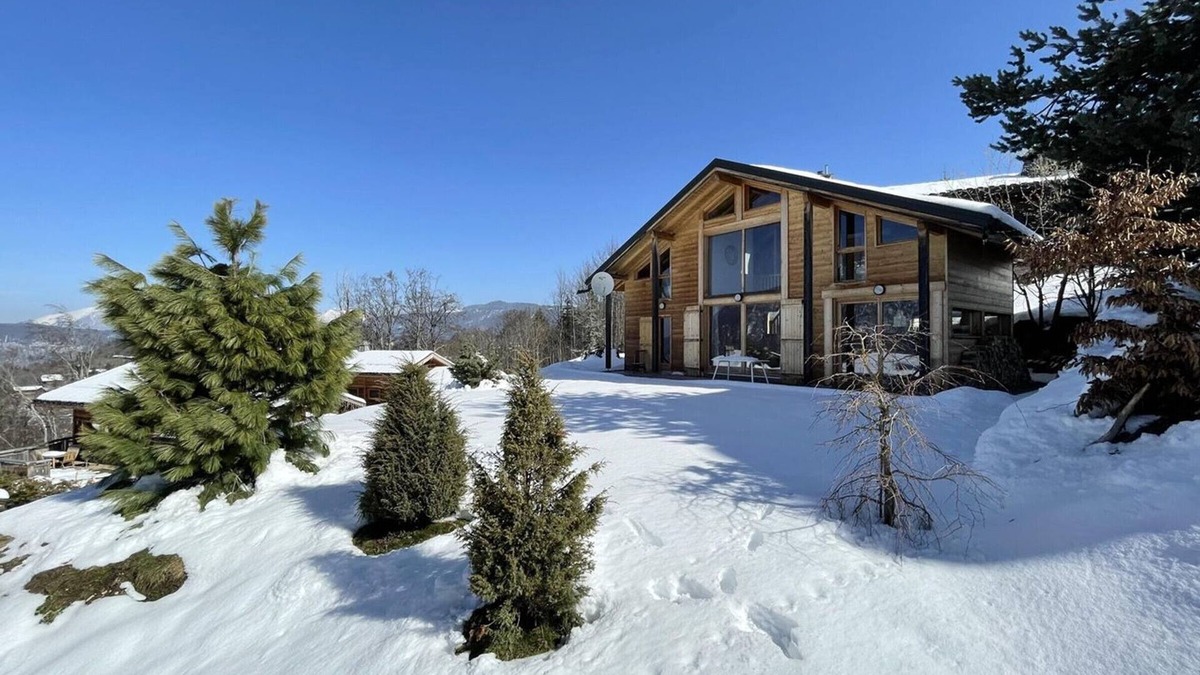 Les Carroz-d'Araches Ski Chalet | Detached chalet for 8, modern decor, near center and lifts, southwest terrace