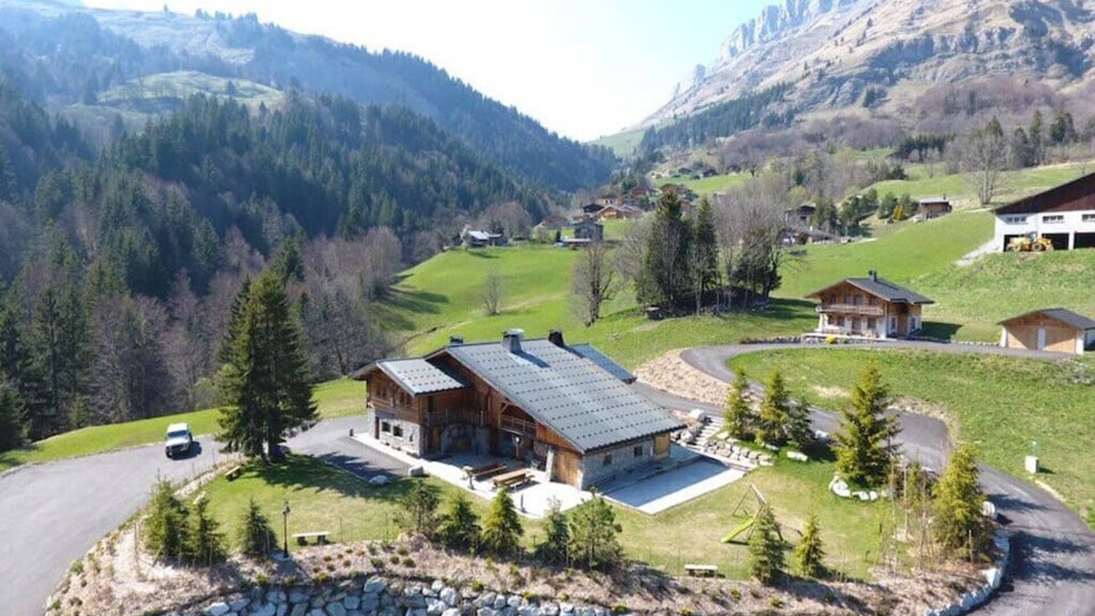 La Giettaz Ski Chalet | Detached chalet with spa area
