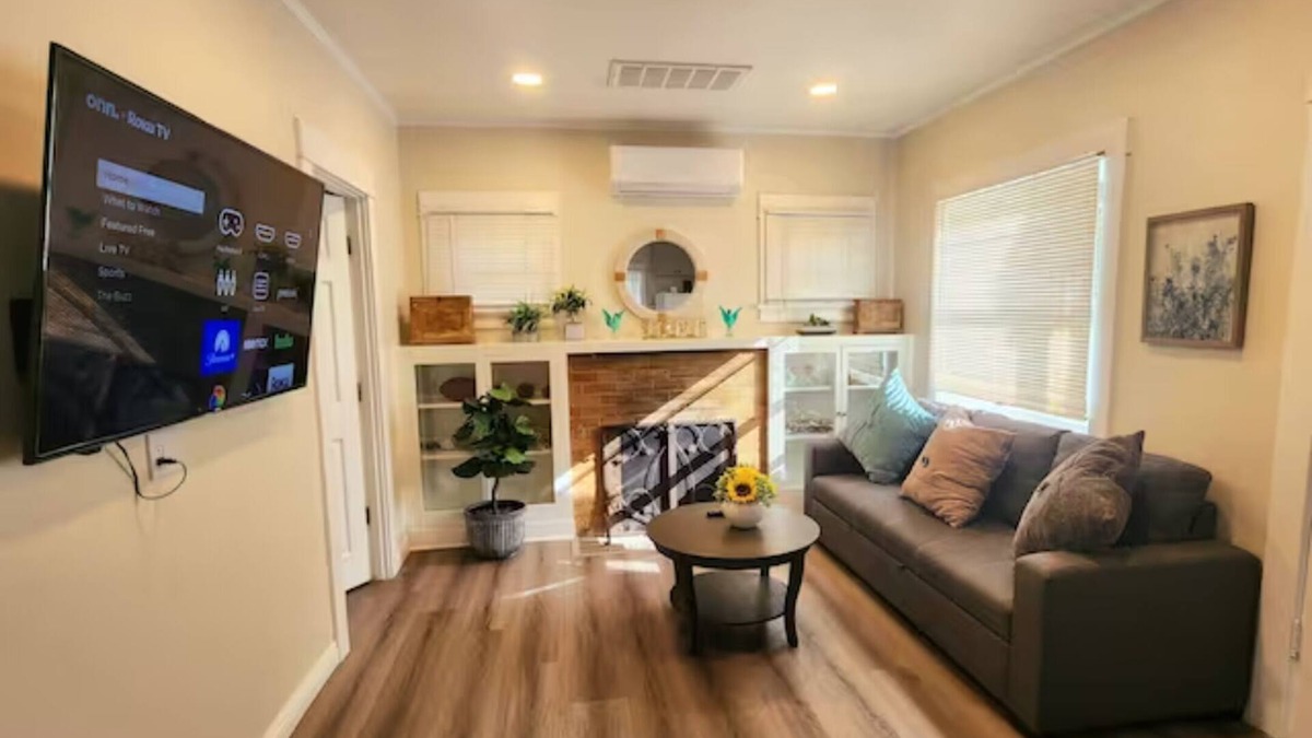 North Central Apartment | Detached charming house 2 bedroom 1 bath Prime location King Bed! n