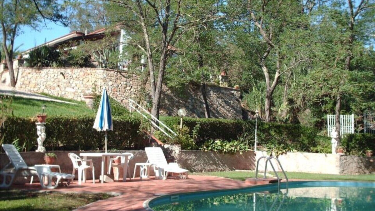 Fauglia Ski Chalet | Detached cottage in a park-like garden overlooking the pool