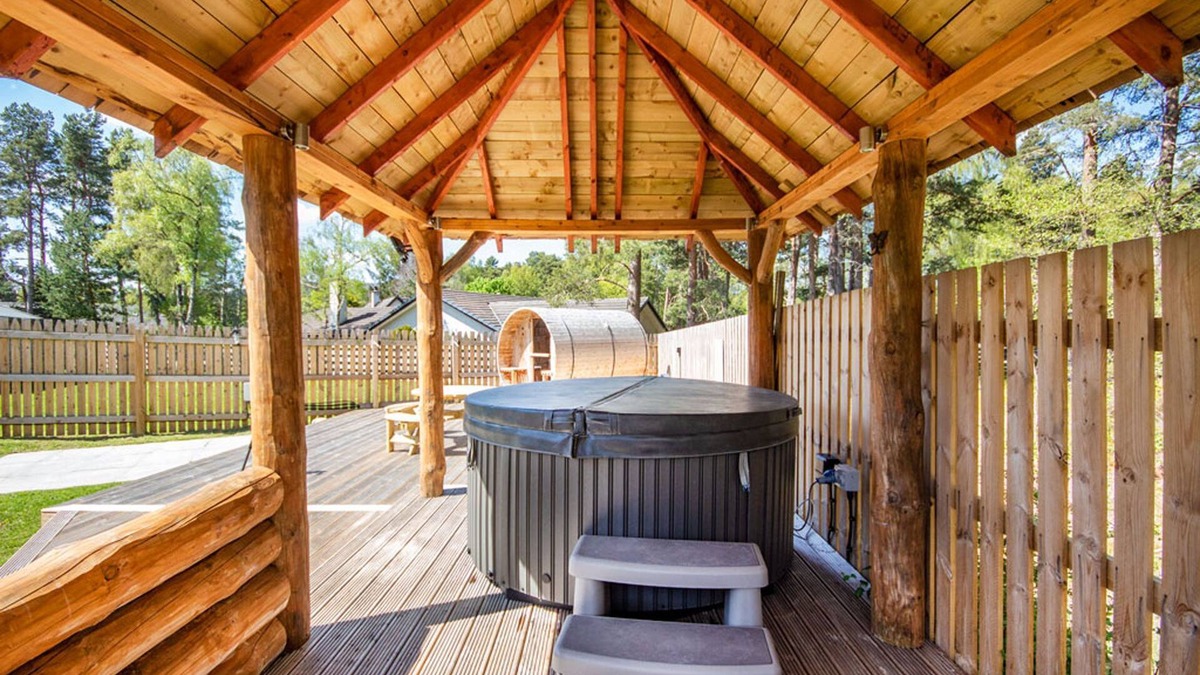 Coylumbridge House | Detached holiday home with hot tub and sauna on Aviemore Ski road