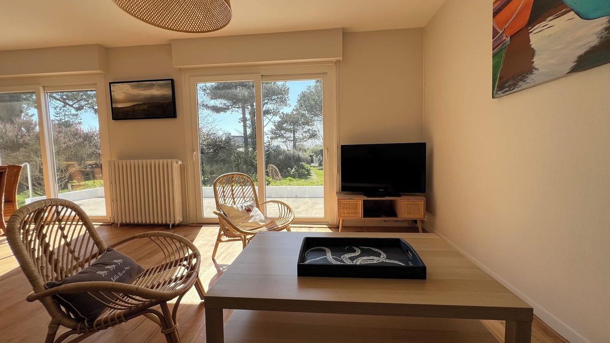 Bangor House | Detached house 3 * with large garden close to beaches and town WIFI.
