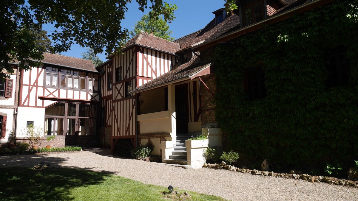 Bernay House | Detached house in a Norman mansion, Bernay