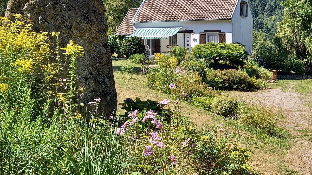Chalaux House | Detached house in LE PARC DU MORVAN in Chalaux for 4 people.