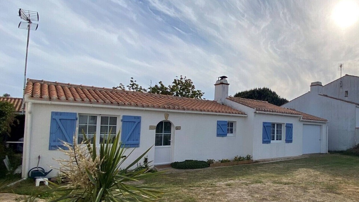 L'Epine House | Detached house with dishwasher, enclosed garden, near beach and center