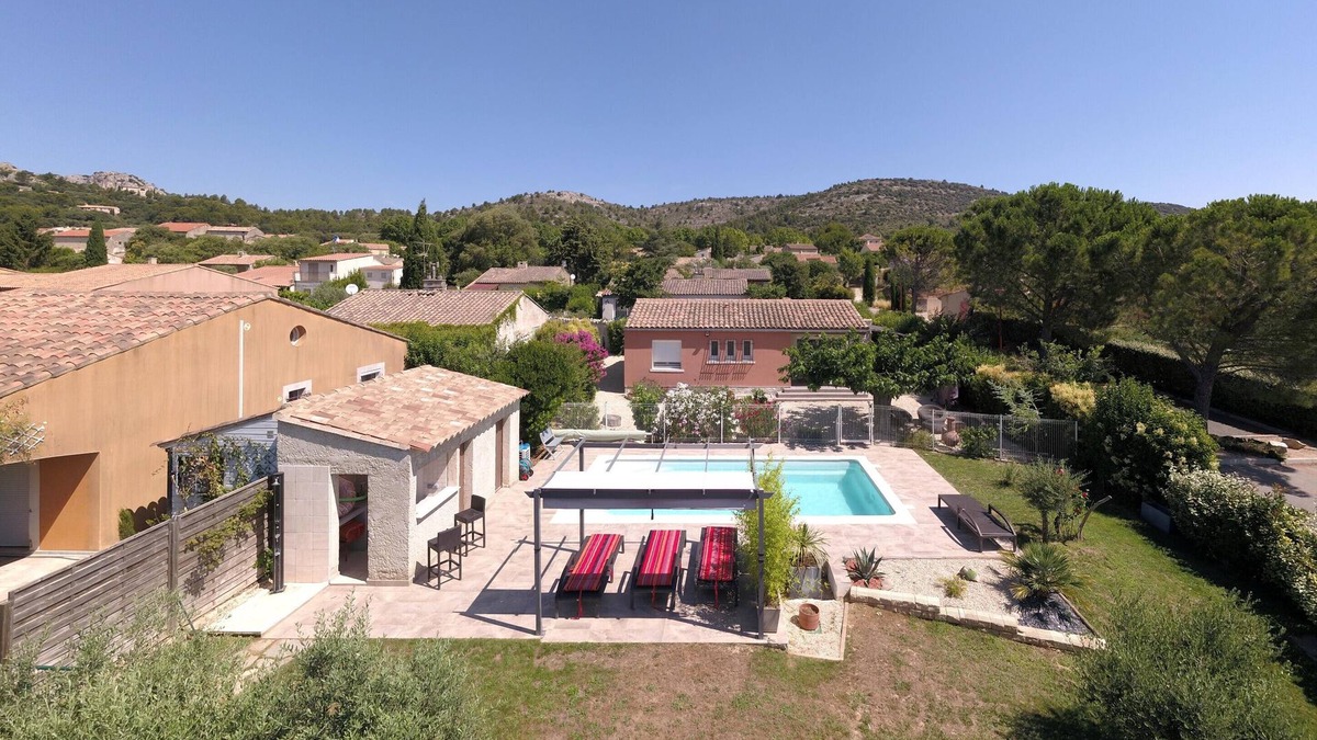 Merindol House | detached house with heated pool in South Luberon village