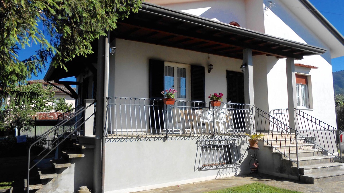 Montignoso Apartment | Detached apartment in small villa with garden in Versilia