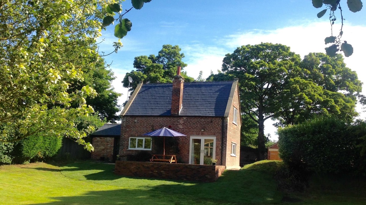 Ulrome Cottage | Detached Rural Cottage in gorgeous grounds sleeps 2A2C walking distance to beach