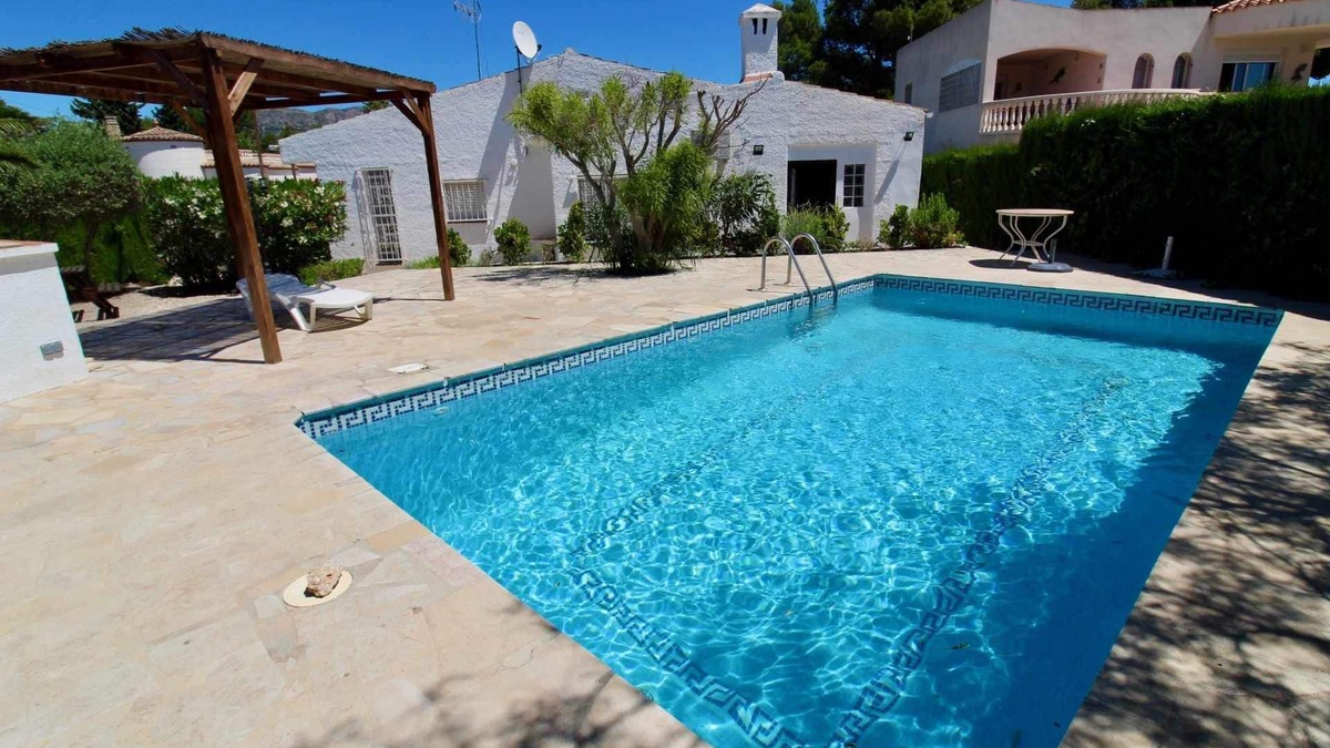 Les Tres Cales Villa | Detached single storey house with garden and private pool Wifi
