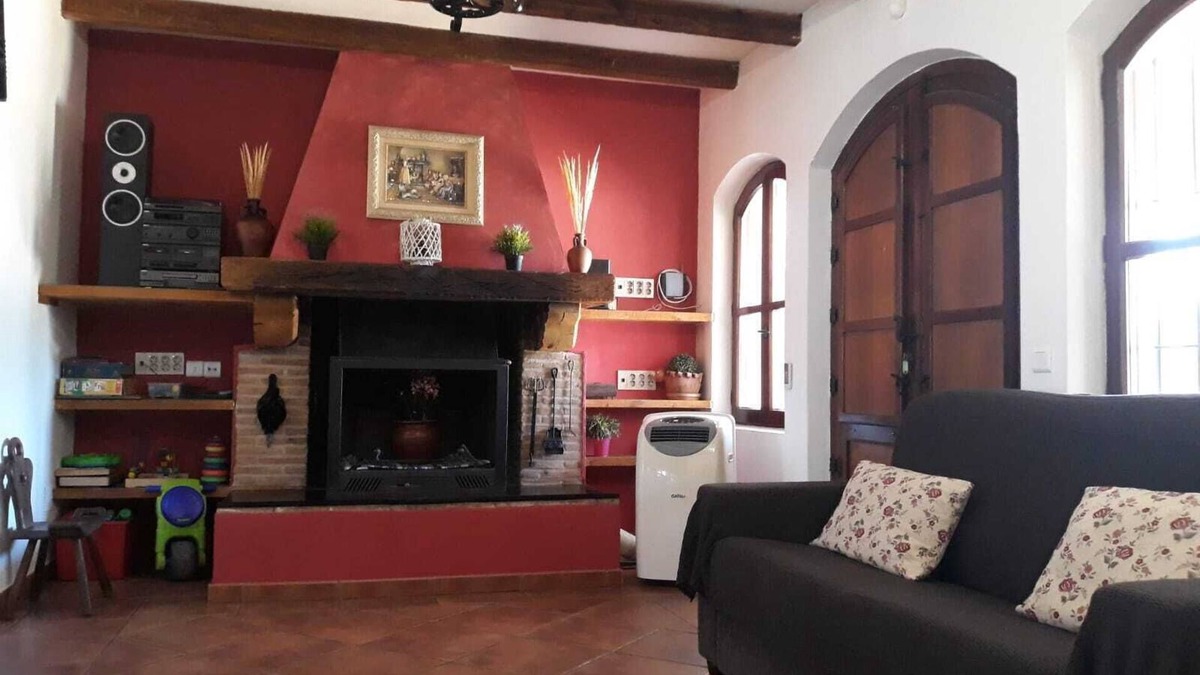 Argamasilla de Alba Ski Chalet | Detached villa with private pool and garden with outdoor games