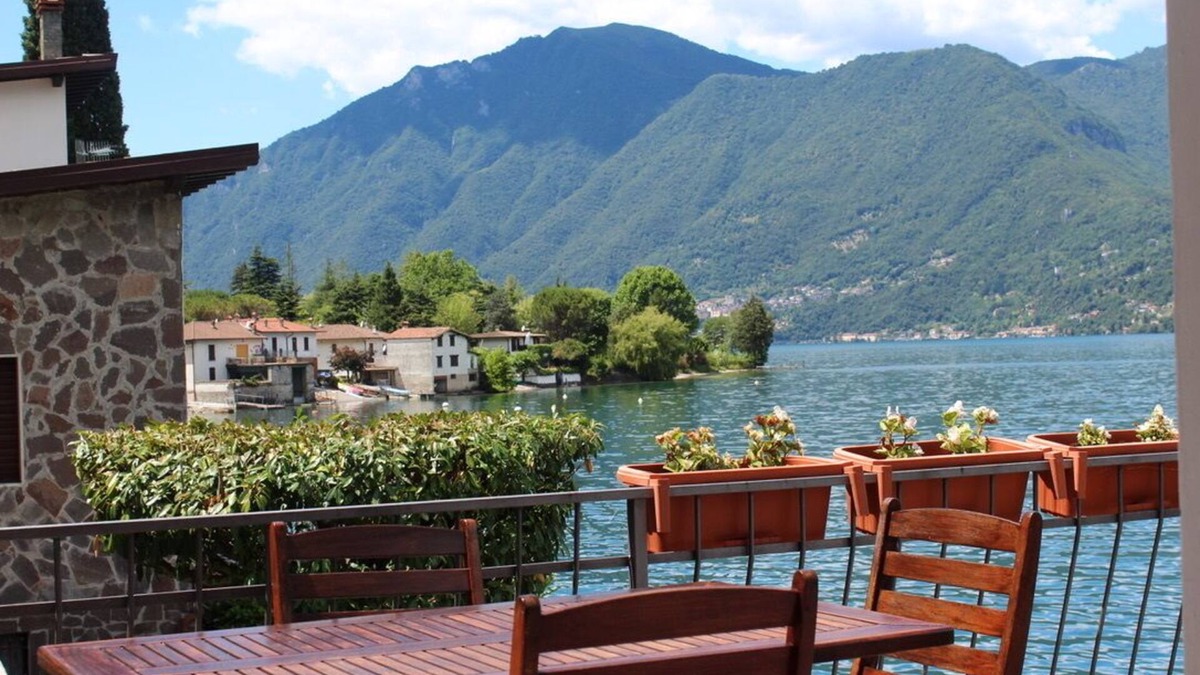 Claino Con Osteno Villa | Detached villa on the shore of Lake Lugano. Direct access. Views.