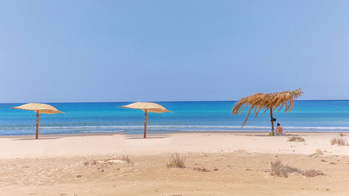 Zona Portuale House | Detached villa overlooking the sea, located on the beach.