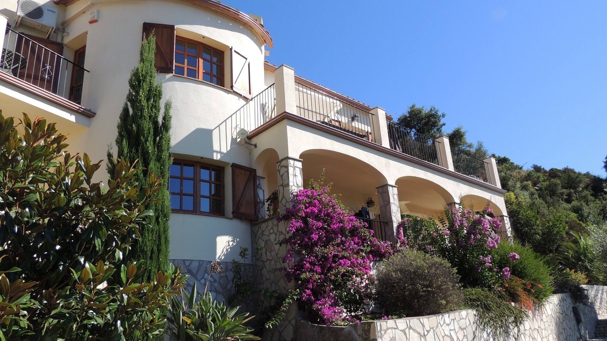 Calonge Villa | Detached Villa Sienna with mountain and sea views, garden, private pool + WiFi