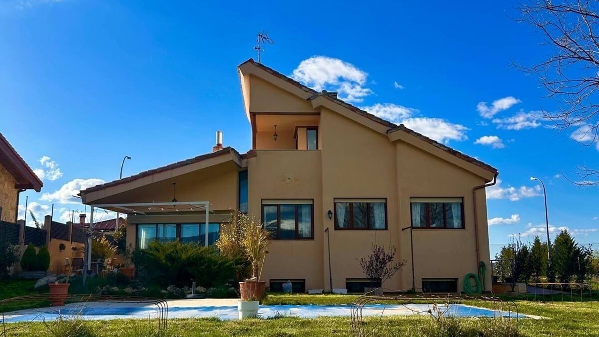 Duruelo Ski Chalet | Detached villa with pool and mountain views